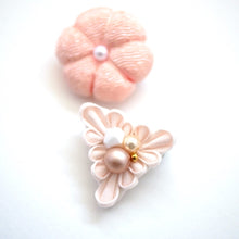 Load image into Gallery viewer, 2pcs light pink brooch, Japanese traditional handcraft, handmade