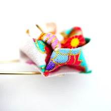 Load image into Gallery viewer, white&amp;mix color flower kilt pin, scarf fastener, brooch pin, scarf clip