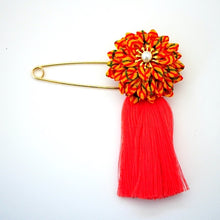 Load image into Gallery viewer, orange flower&amp;tassel kilt pin, scarf fastener, brooch pin, Japan handcraft