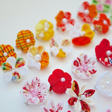 Cargar imagen en el visor de la galería, 2pcs Tsumami-zaiku brooches, accessory, Japan Handmade