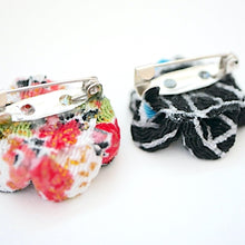 Load image into Gallery viewer, 2pcs flower brooches, accessory, Japan Handmade, fashion accessories