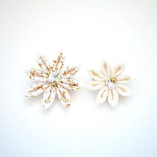 Cargar imagen en el visor de la galería, 2pcs White Flower Brooches, Accessory, Japan Handmade, Fashion Accessories