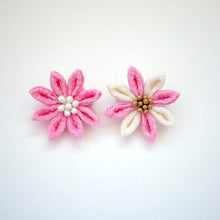 Load image into Gallery viewer, 2pcs Flower Brooches, Accessory, Handmade, Jewelry